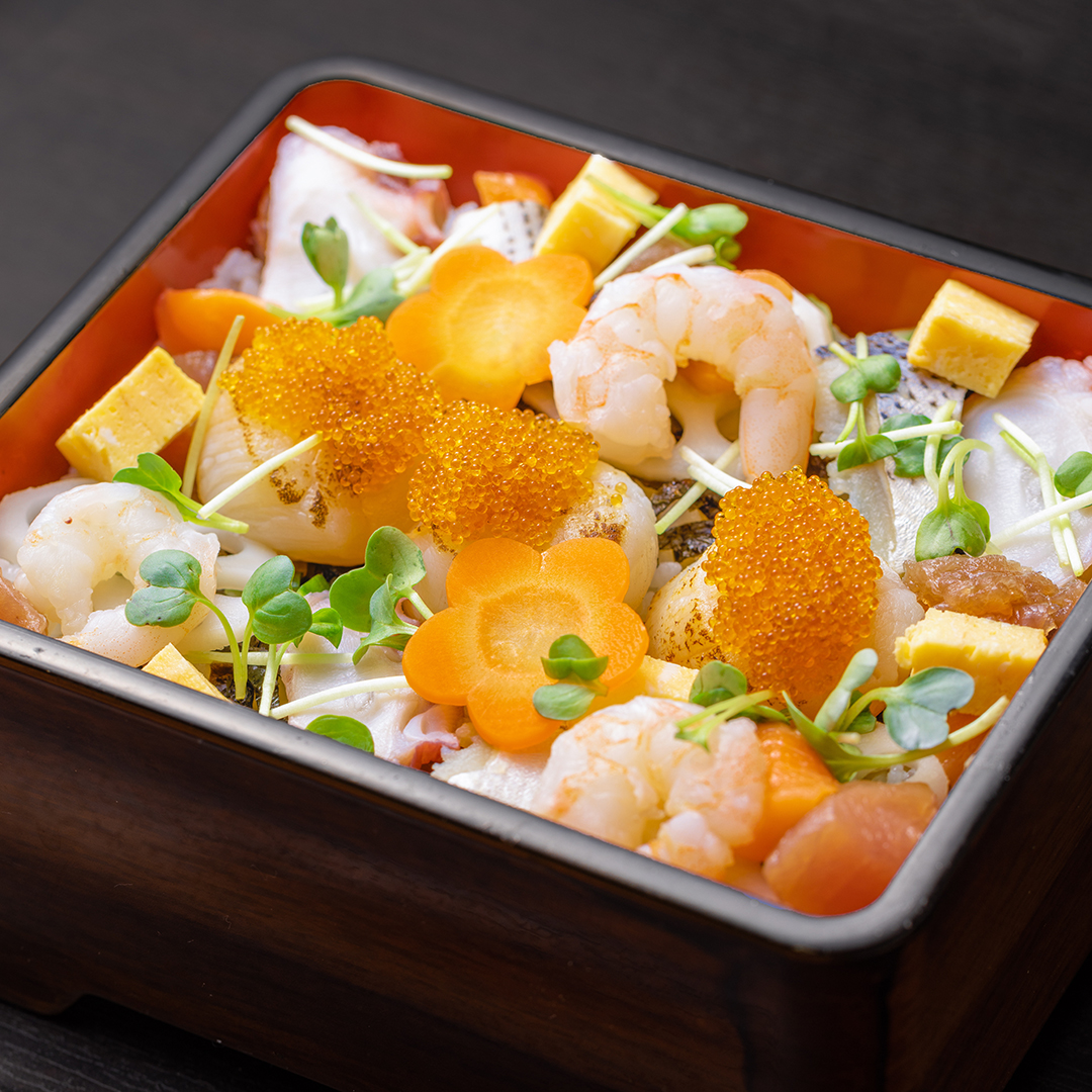 炙りホタテの彩り海鮮ちらし重