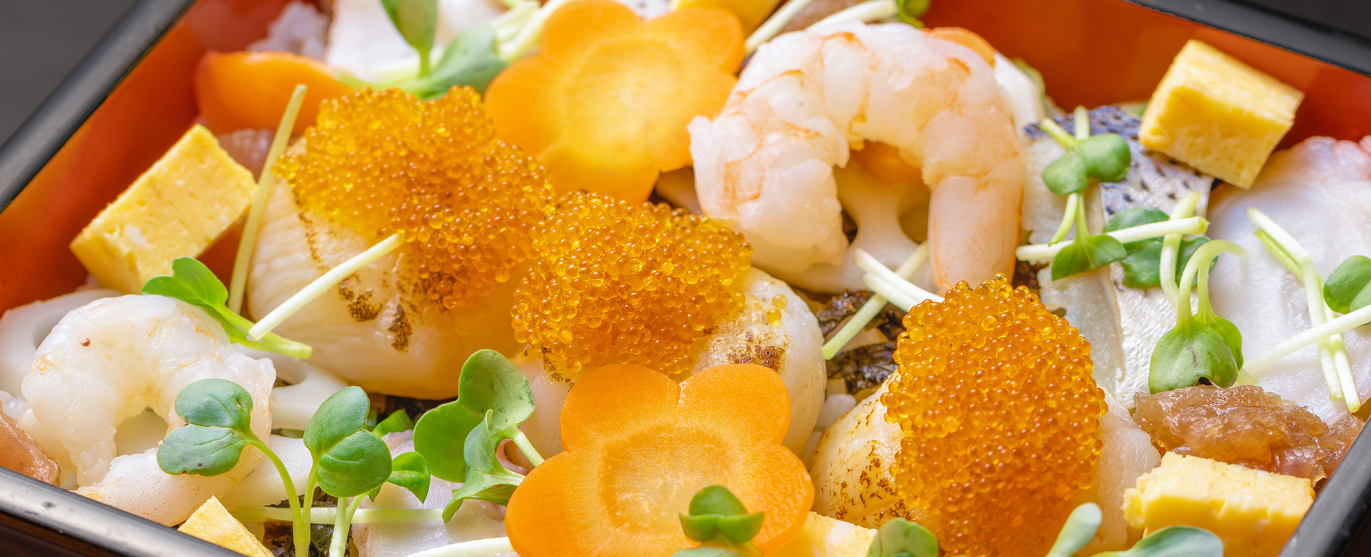 炙りホタテの彩り海鮮ちらし重